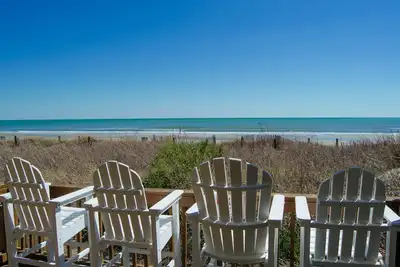 Image de Incroyable condo 3 chambres en bord de mer + privilèges de location officiels sur place