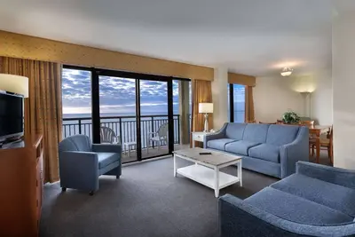 Image de Condo 2 chambres avec balcon face à la mer + privilèges de location officiels sur place