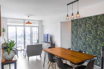 Pinterest et Super Modern Apt avec vue à 180 °! ! !