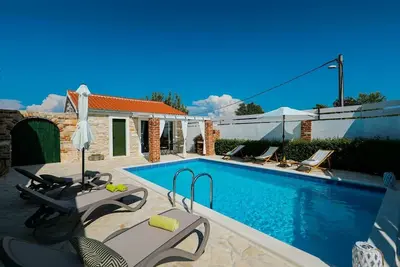 Image de Villa avec piscine privיe et terrasse