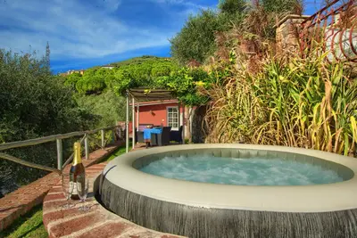 Image de Coin de paradis avec jacuzzi privé chauffé, jardin, wifi et parking