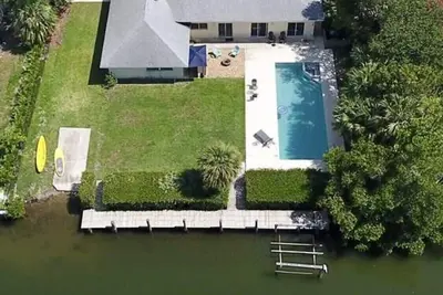 Image de Magnifique chalet au bord de l'eau avec quai de bateau 10 000 $ par mois.