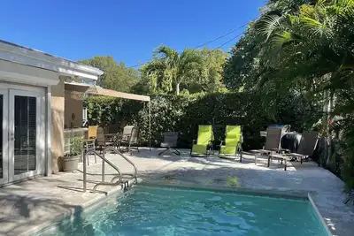 Image de Low Key Paradise ** Grande Piscine PRIVÉE CHAUFFÉE Et Patio ** À 1/2 mille de la plage