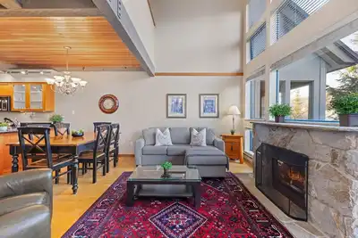 Elégant Wood Furnished Lodge de Harmony Whistler