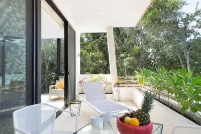Image de Appartement élégant avec terrasse, salon et piscine à débordement @ MayanJungle