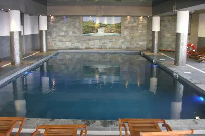Image de Appartement Skis aux pieds dans grand chalet avec piscine chauffée, 50m de l'Esf