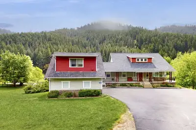 Image de Maison spacieuse et maison de transport avec grande terrasse, baignoire Ă jets et ruisseau sur 2 acres
