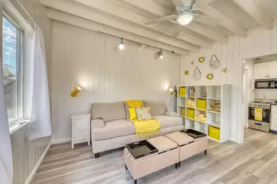 Image de Appartement acceptant les chiens avec terrasse privée - au cœur d'Ocean Bay Park!
