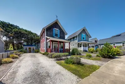 Image de Olivia Beach home - chiens, près de la plage avec piscine partagée!