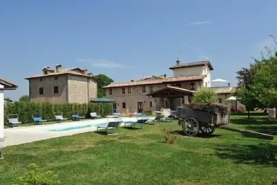 Image de Villa Vezzosa E: Un appartement caractéristique et accueillant faisant partie d'une ancienne ferme.
