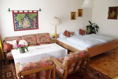 Image de Maison de vacances avec grand jardin, pelouse et parking