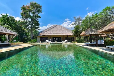 Image de Villa de luxe face à la plage privée.