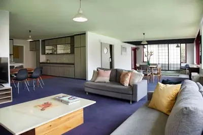 Image de Immense, élégant, central, 3 chambres, 2 salles de bain avec piscine et trampoline.