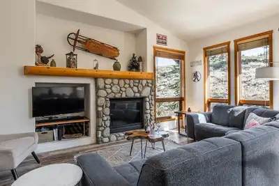 Image de Condo de montagne contemporain avec terrasse privée, vue sur la montagne et bain à remous partagé