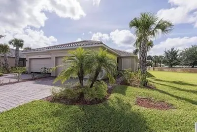 Image de Villa de 3 chambres et 2 salles de bain à Reflection Lakes disponible en décembre 2018 et janvier 2019