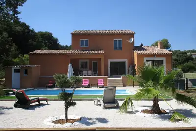 Image de Belle maison de vacances récente et spacieuse avec piscine dans un cadre magnifique.
