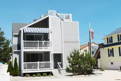 Image de Unité au 1er étage - moins d'un pâté de maisons de la plage dans le quartier Lehyc de Beach Haven