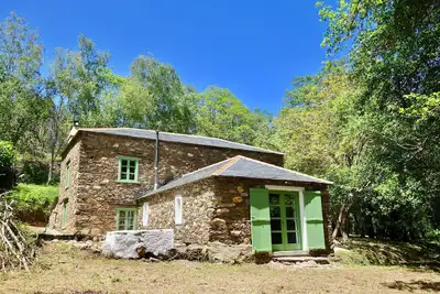 Image de Beau moulin à eau élégant et récemment restauré juste sur la rivière!