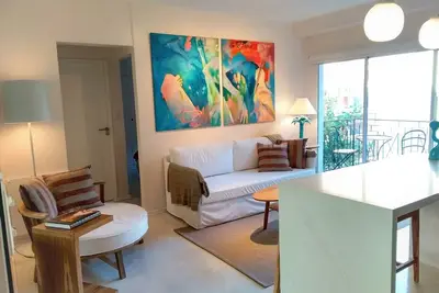 Image de Un petit appartement où Art & Design est en équilibre avec le confort.