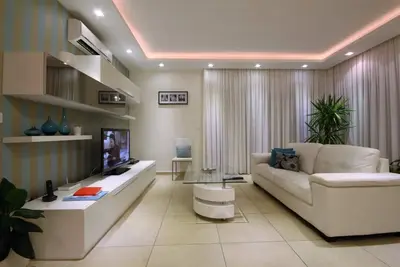 Image de Appartement design fini, appartement d'angle de 2 chambres à coucher avec piscine commune