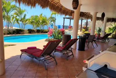 Image de Qualité Hilltop Home. Vues infinies sur l'océan, la montagne et la jungle. Piscine privée.