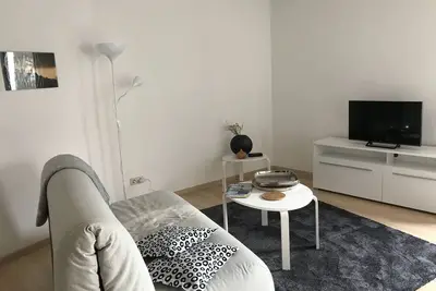 Image de appartement moderne de deux pièces avec terrasse et jardin privés