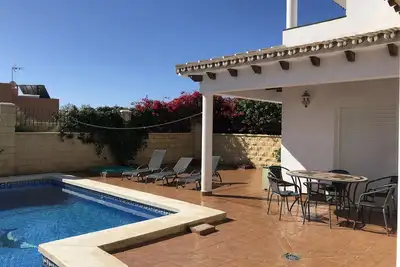Villa familiale de 3 chambres avec piscine privée pour 6\/8 personnes. 15 minutes à pied de la ville et de la plage