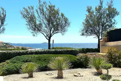 Image de Appartement climatisé vue mer terrasse et jardin face à la plage de portissol pour 4