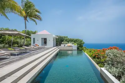 Image de Piscine privée surdimensionnée, salle de remise en forme, Wi-Fi gratuit, cuisine gastronomique, petit-déjeuner continental