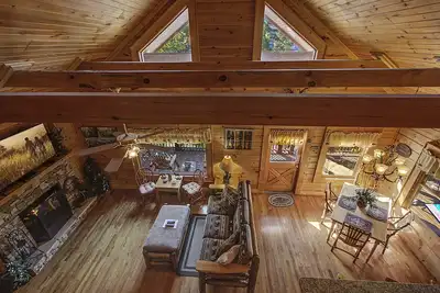 Image de Spa / Vues / Commodité dans ce fantastique chalet en bois rond de 2 chambres à coucher et 2 salles de bains à Gatlinburg avec toutes les commodités