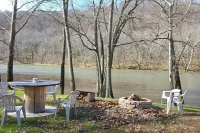 Détendez-vous dans cette propriété en bord de rivière