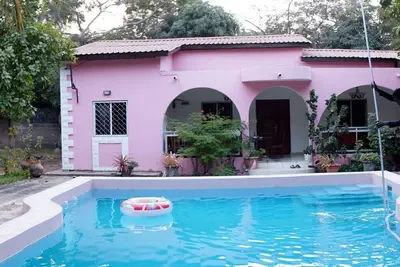 Image de V i l l a A m a r a n t - Retraite de jardin pour groupe de 6