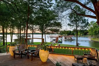Image de Retraite de 4 chambres au bord du lac avec ponton \/ pont de fête, kayaks et bar extérieur.