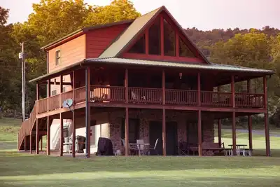 Image de Magnifique River Front Home w \/ Large Flat Yard 3br \/ S8