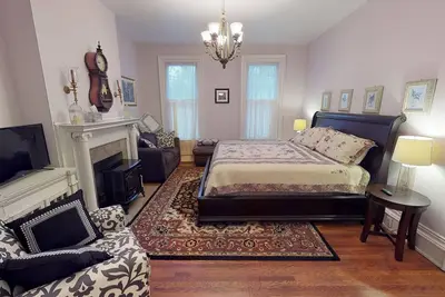 Image de King-Lilac Suite-Vue sur Rue-Suite-Salle de bain privée séparée