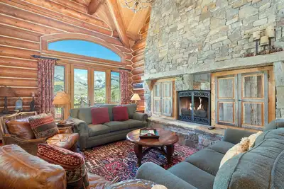 Image de Magnifiquement fini 4 chambres, plus média / salle de jeux, à la maison avec accès de ski et vues
