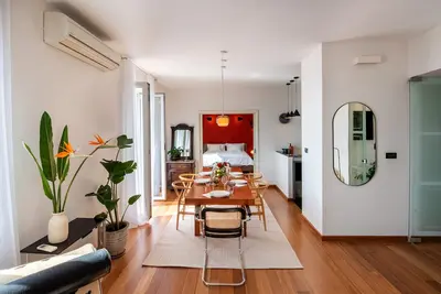Appartement ensoleillé et élégant en front de mer avec vue sur l'océan, la vieille ville et la marina