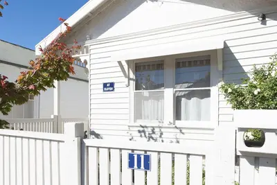 Image de Un chalet de luxe élégant, situé dans un quartier calme, proche de tout