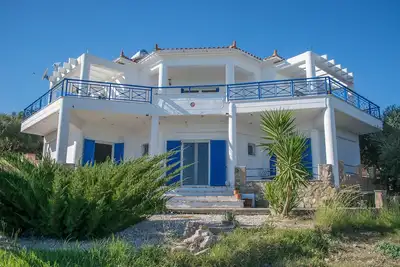 Image de Grande villa dans un cadre paisible et privé.