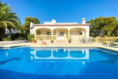 Image de Villa de 3 chambres, climatisation, wifi, télévision britannique, piscine, jardin, parking