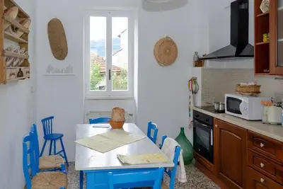 Image de Nonna House parmi les oliviers dans un village de la Ligurie