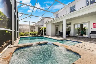 Image de Superbe maison de piscine 6bd à quelques minutes de Disney World!