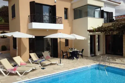 Image de Villa moderne avec piscine privée et zones patio, vue sur la mer