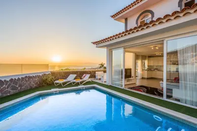 Image de Villa Blanche de Luxe avec Vue sur la Mer, Piscine