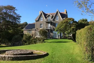 Image de The Hollies est situé dans la belle région de Horton dans la péninsule de Gower