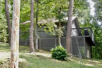 Image de Grande petite cabine pour une escapade en famille! Table de billard, bain à remous et terrasse paisible.