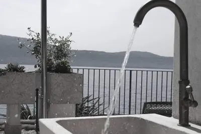 Villa exclusive avec accès direct et ponton au lac, et grande terrasse mi