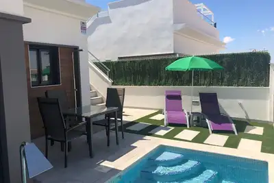 Image de Villa avec piscine chauffée privée, wifi gratuit, solarium & mat bébé