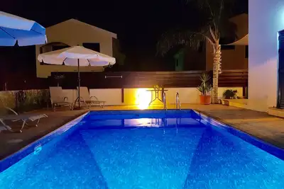Villa Charlotte avec S. privé Bassin. 5 minutes à pied de la plage Ayia Triada