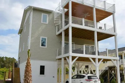 Image de Juste construit 4br / 3Ba (10 personnes) Maison unifamiliale avec ascenseur et animaux acceptés